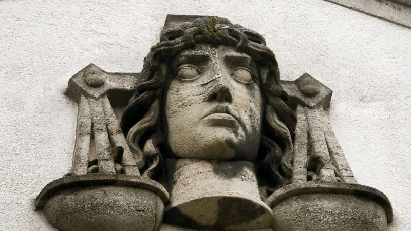 Eine Justitia-Büste an der Fassade des Landgerichts in Krefeld, wo sich eine 14-Jährige wegen versuchten Totschlags  verantworten muss.