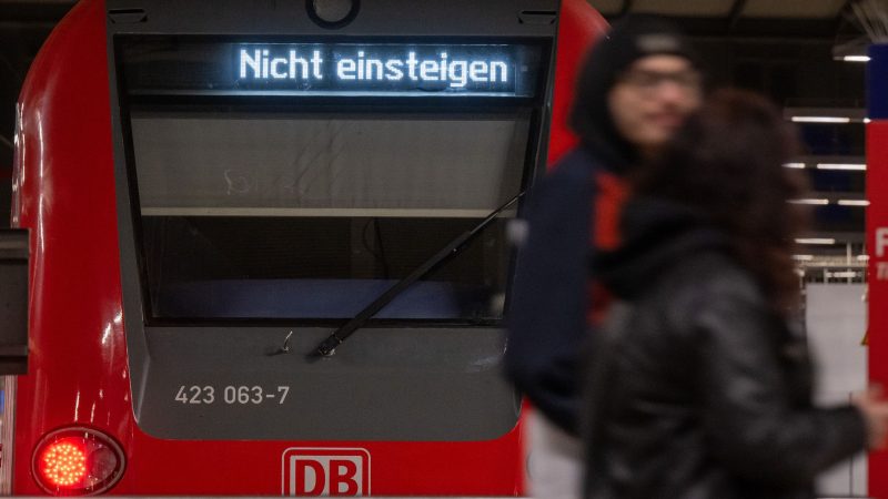 „Nicht einsteigen“ steht auf der Anzeigetafel einer Bahn, die im Hauptbahnhof München steht.