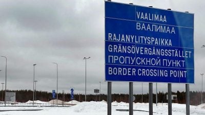 Ein Schild weist auf den Grenzübergang von Finnland nach Russland hin.