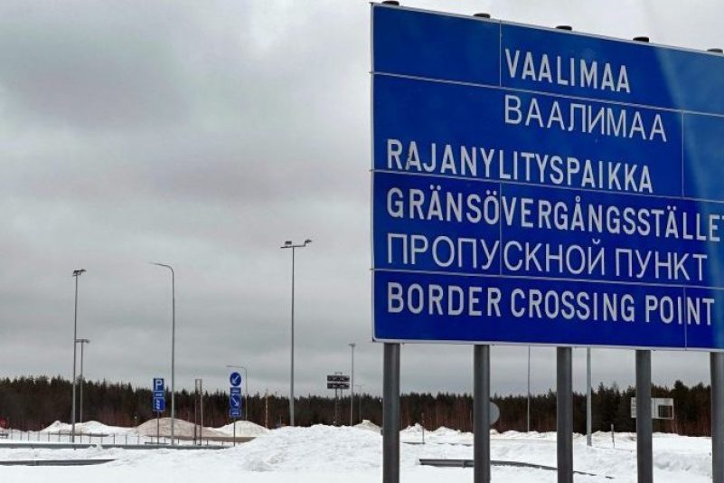 Ein Schild weist auf den Grenzübergang von Finnland nach Russland hin.