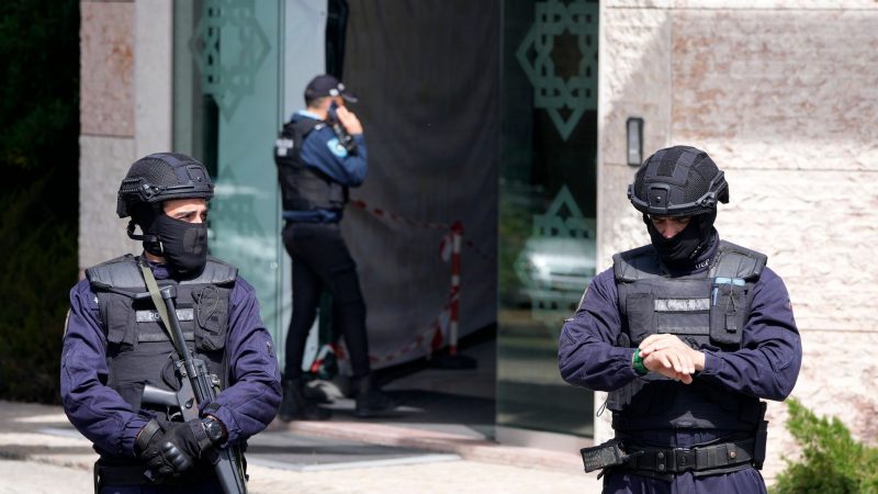Polizeibeamte stehen am Eingang des Ismailitische Zentrum in Lissabon.