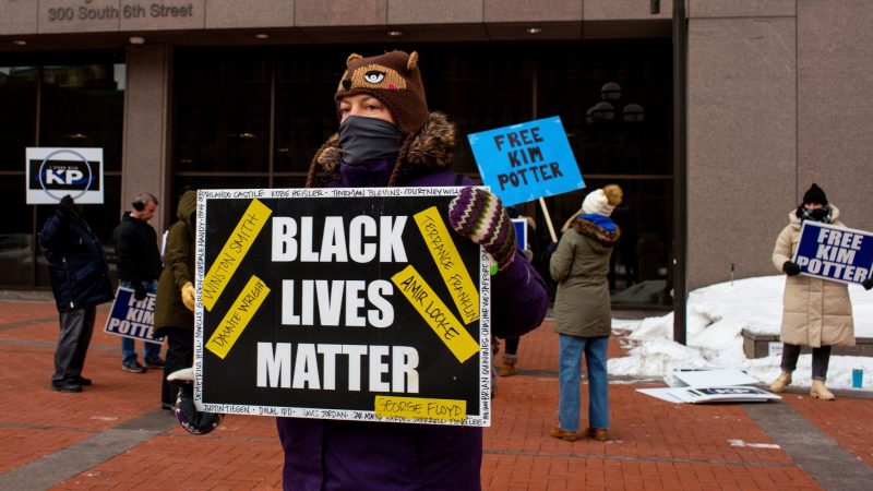 Ein Demonstrant mit einem «Black Lives Matter»-Schild in Minneapolis.