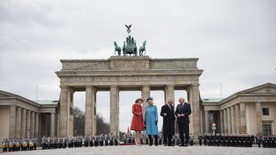 Jubelrufe und Fähnchen: Charles und Camilla in Berlin