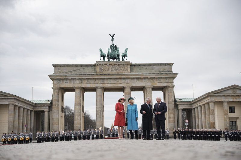 König Charles III. von Großbritannien (2.v.r) und Königsgemahlin Camilla (2.v.l) werden am Brandenburger Tor von Bundespräsident Frank-Walter Steinmeier und seiner Frau Elke Büdenbender mit militärischen Ehren begrüßt.