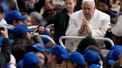 Vatikan: Papst wegen Atemwegsinfekt im Krankenhaus