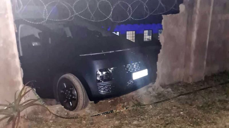 Das Auto hat nahe des Numbi-Eingangs zum Kruger-Nationalpark eine Mauer durchbrochen. Ein deutscher Tourist aus Fulda ist bei dem Raubüberfall erschossen worden (Archivbild)
