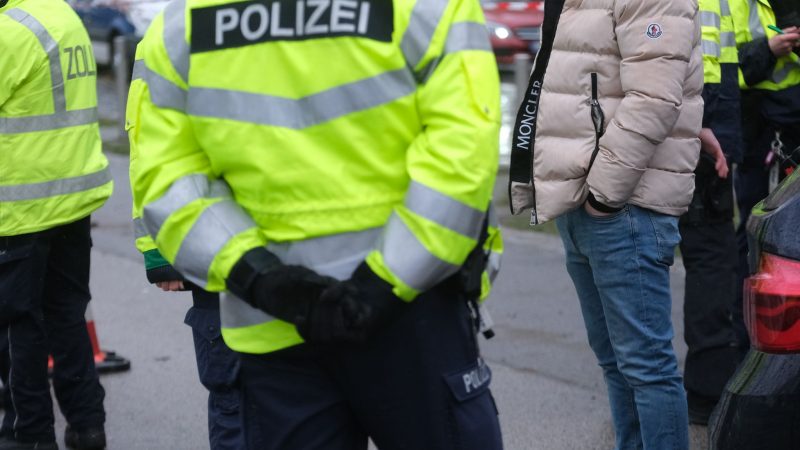 Polizisten kontrollieren auf der Eisenbahnstraße in Leipzig einen Autofahrer.