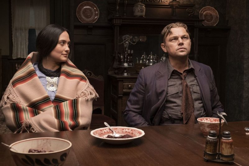 Lily Gladstone als Mollie Burkhart und Leonardo DiCaprio als Ernest Burkhart in einer Szene des Films "Killers of the Flower Moon".