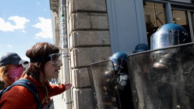 Radau vor Rathäusern – Proteste während Macron-Rede erwartet