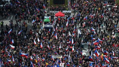 Prag: Tausende demonstrieren gegen die Regierung