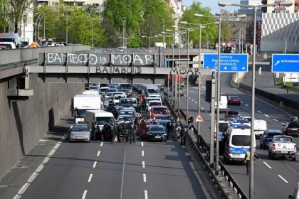 Über 30 Aktionen: Klimaaktivisten blockieren Straßen in Berlin