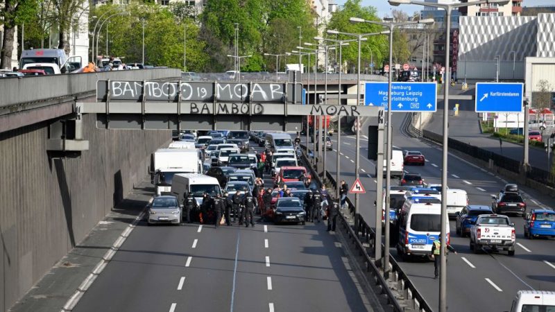 Über 30 Aktionen: Klimaaktivisten blockieren Straßen in Berlin