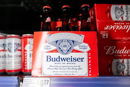 Neue Werbung von Bud Light heizt die Kontroverse um das Thema Transgender erneut an