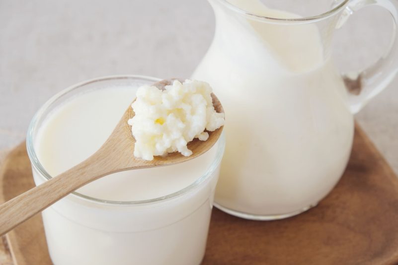 Kefir unterstützt die Verdauung. Es enthält viel Kalzium und wichtige Vitamine