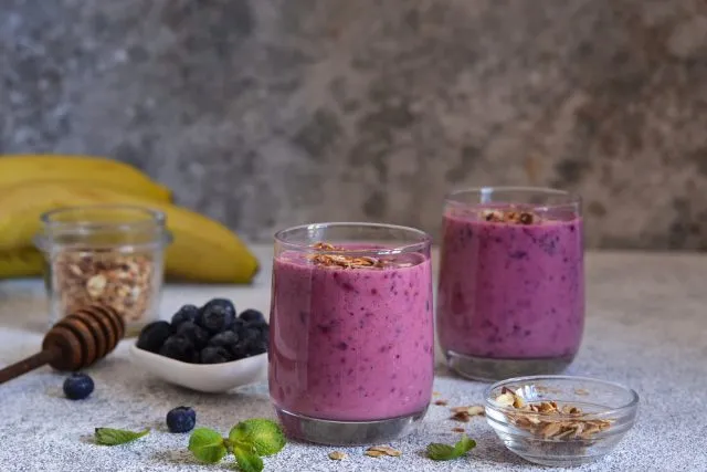 Blaubeeren, Milchkefir und Honig, alles gesunde Zutaten.