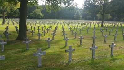 Blumenverbot für Kriegsgräberstätten? – Anwalt sieht „grundlegende Rechtsverletzung“