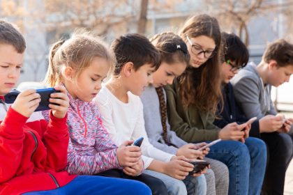Umfrage: So viele Eltern wollen ein Handy-Verbot an Schulen