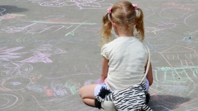 Fünfjähriges Mädchen: Sonntagmorgenspaziergang alleine in den Kindergarten