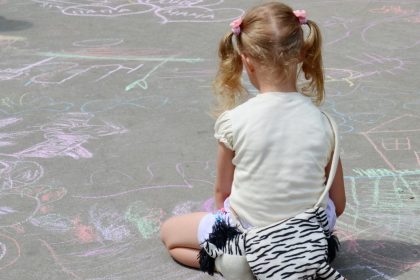 Fünfjähriges Mädchen: Sonntagmorgenspaziergang alleine in den Kindergarten