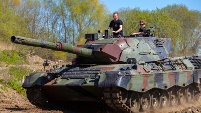 Panzerfahren als Freizeitspaß – läuft auch während des Ukraine-Krieges