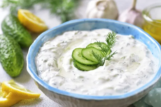 Viele Salatrezepte lassen sich einfach um Kefir erweitern, einschließlich Obst- und Gurkensalat.