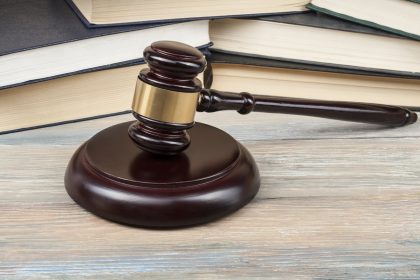 Gericht gibt Eilantrag von Aktivistin statt: Klebeverbot zu unbestimmt