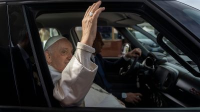 Papst Franziskus verlässt Krankenhaus und ist schon wieder zu Scherzen aufgelegt