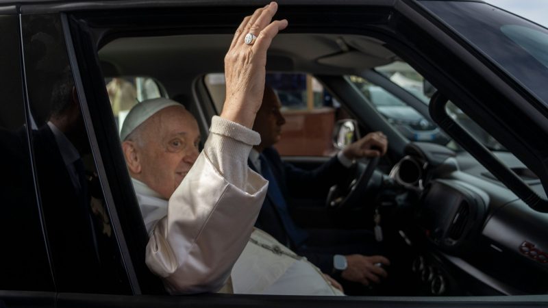 Papst Franziskus verlässt in einem Auto das Agostino Gemelli Universitätskrankenhaus in Rom. Er war dort wegen einer Bronchitis behandelt worden.
