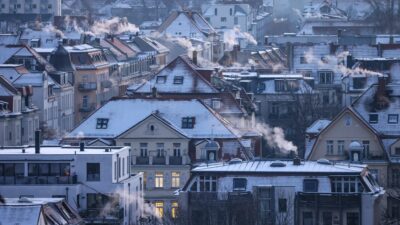 Qualm steigt aus zahllosen Schornsteinen und Abzügen an einem kalten Wintermorgen in der Leipziger Südvorstadt auf.