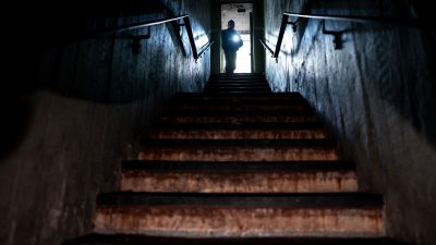 Ein Mann geht in einen früheren Atomschutzbunker aus den 1960er Jahrendie Treppen hinunter. (Archivbild)