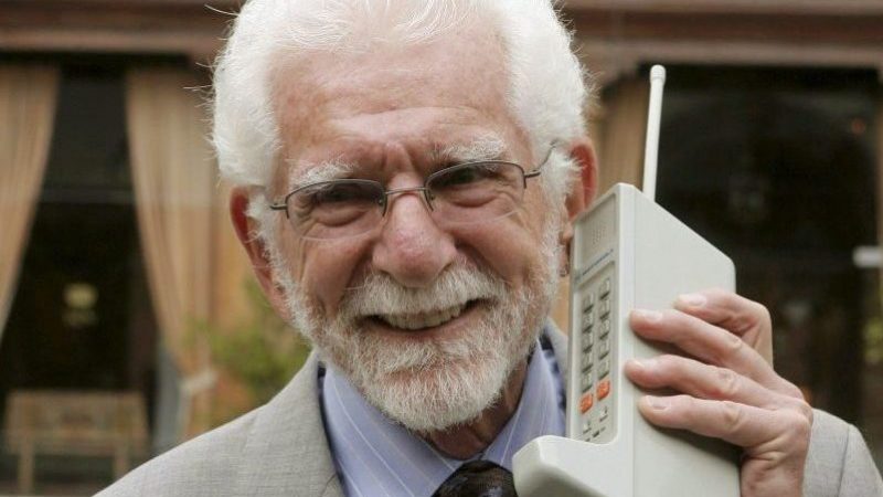 Der US-Ingenieur Martin Cooper hält eines der ersten Mobiltelefone.
