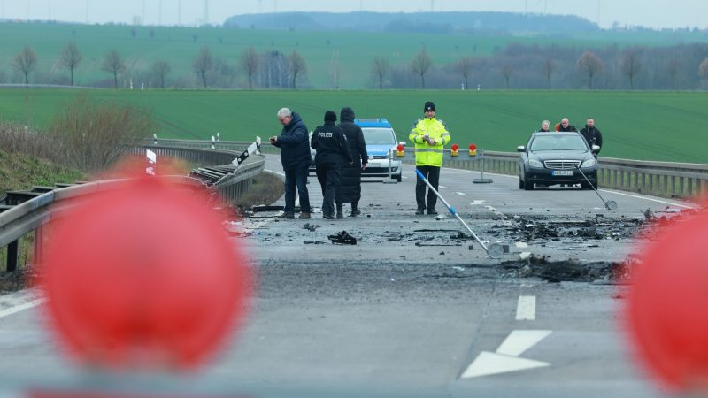 Es ist ein Bild der Zerstörung, das sich auf der Bundesstraße 247 in Thüringen bietet. Sieben Menschen sterben. Nur selten fordert ein Verkehrsunfall hierzulande so viele Menschenleben.