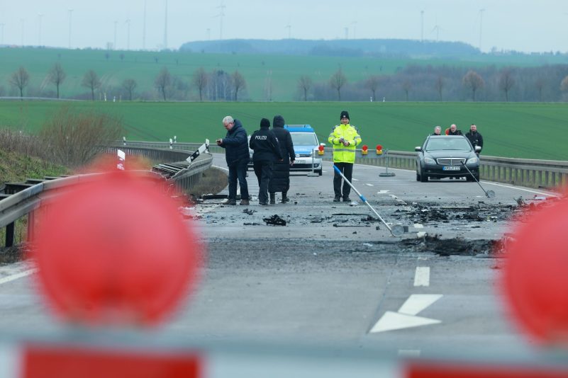 Es ist ein Bild der Zerstörung, das sich auf der Bundesstraße 247 in Thüringen bietet. Sieben Menschen sterben. Nur selten fordert ein Verkehrsunfall hierzulande so viele Menschenleben.