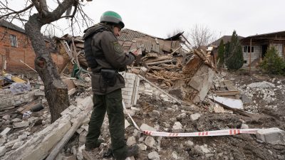 Ein ukrainischer Soldat dokumentiert in Charkiw die Überreste eines Hauses, das von einer russischen Rakete zerstört wurde.