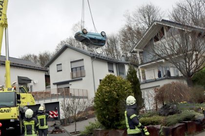 Auto landet auf Terrasse – zwei Schwerverletzte