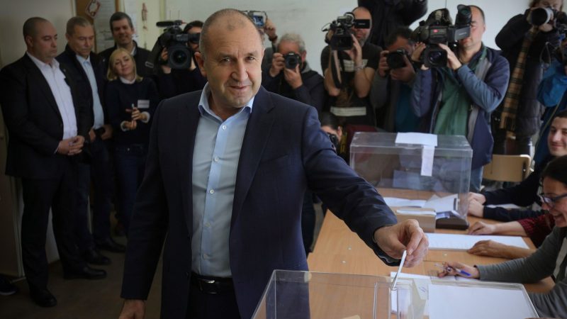«Ich erwarte, dass der Verstand und die Prinzipien in der bulgarischen Politik überwiegen»: Präsident Rumen Radew bei der Stimmabgabe in Sofia.