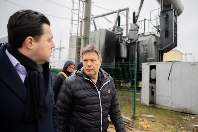 Vize-Kanzler Robert Habeck mit Wolodymyr Kudrytski, Vorstandvorsitzender von Ukrenergo, beim Besuch eines Umspannwerks, das von russischen Raketen getroffen wurde.