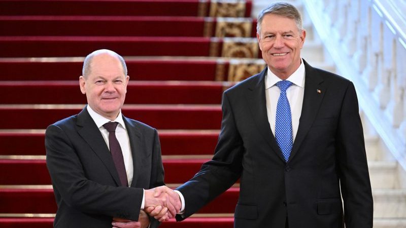 Bundeskanzler Olaf Scholz (SPD, l) und Klaus Iohannis, Präsident von Rumänien, während des Antrittsbesuchs des deutschen Politikers in der Ehrenhalle des Cotroceni-Palastes in Bukarest.