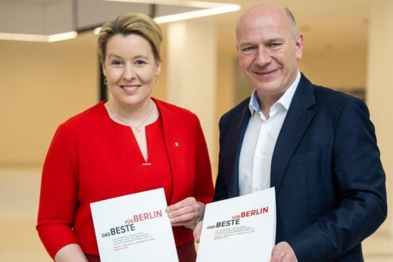 Franziska Giffey und Kai Wegner stellen den Koalitionsvertrag vor.