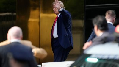 Trump vor Anklageverlesung am Dienstag in New York gelandet