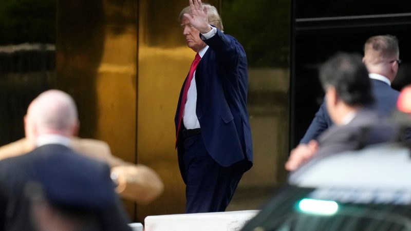 Ex-US-Präsident Donald Trump kommt vor der Anklageverlesung am Trump Tower in New York an.