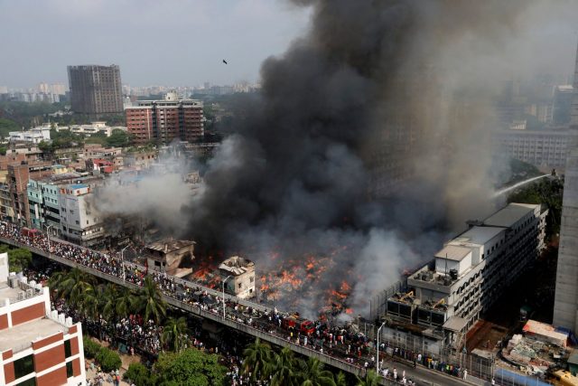 In der bangladeschischen Hauptstadt Dhaka brach am Dienstag ein Feuer auf dem beliebten Bangabazar-Markt aus.