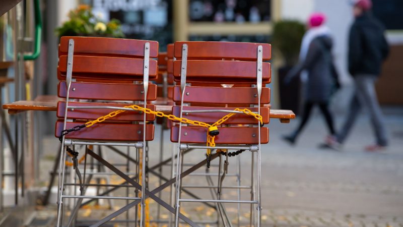 Tische und Stühle stehen vor einem Restaurant in bad Reichenhall. Mit dem bis zu 200 Milliarden Euro schweren «Doppelwumms» will die Bundesregierung bis 2024 Preisbremsen für Gas und Strom sowie Unternehmenshilfen finanzieren.