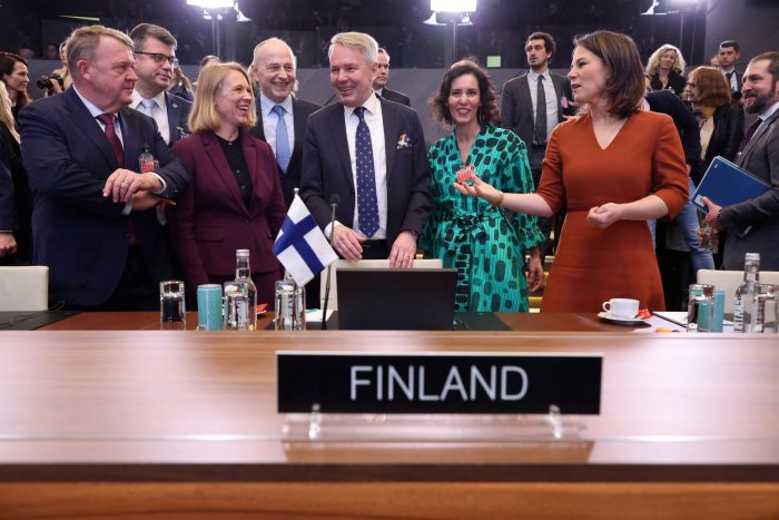 Lars Lokke Rasmussen (l-r), Außenminister von Dänemark, Anniken Huitfeldt, Außenministerin von Norwegen, Pekka Haavisto, Außenminister von Finnland, Hadja Lahbib, Außenministerin von Belgien und die deutsche Außenministerin Annalena Baerbock stehen im Nato-Hauptquartier in Brüssel zusammen. Finnland wird der 31. Mitgliedsstaat der Nordatlantikvertragsorganisation Nato.