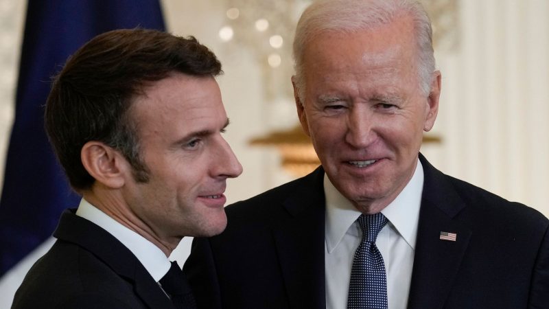 US-Präsident Joe Biden (r) und Frankreichs Präsident Emmanuel Macron haben über den Besuch in Peking gesprochen.