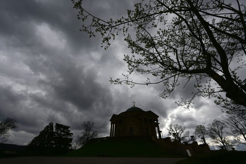Dunkle Wolken über der Grabkapelle auf dem Württemberg in Stuttgart.