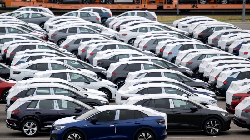 Fertige, vollelektrische Fahrzeuge aus dem Volkswagenwerk in Zwickau auf einem Parkplatz im Werk.