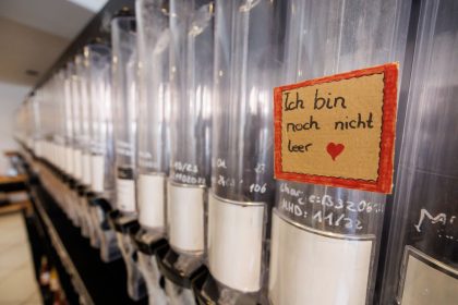 "Ich bin noch nicht leer" steht auf einem Schild an einem Lebensmittelspender im Unverpackt-Laden «ZeroHero».