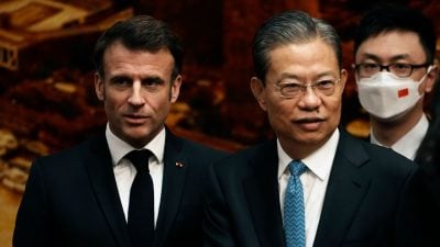 Frankreichs Präsident Emmanuel Macron (l.) und Zhao Leji, Vorsitzender des Nationalen Volkskongresses Chinas.