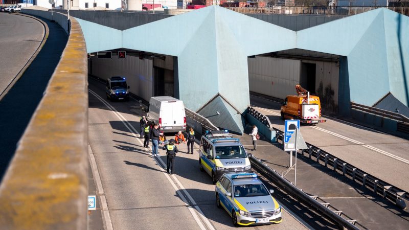 Klimaaktivisten haben sich auf der Fahrbahn vor dem Elbtunnel festgeklebt.